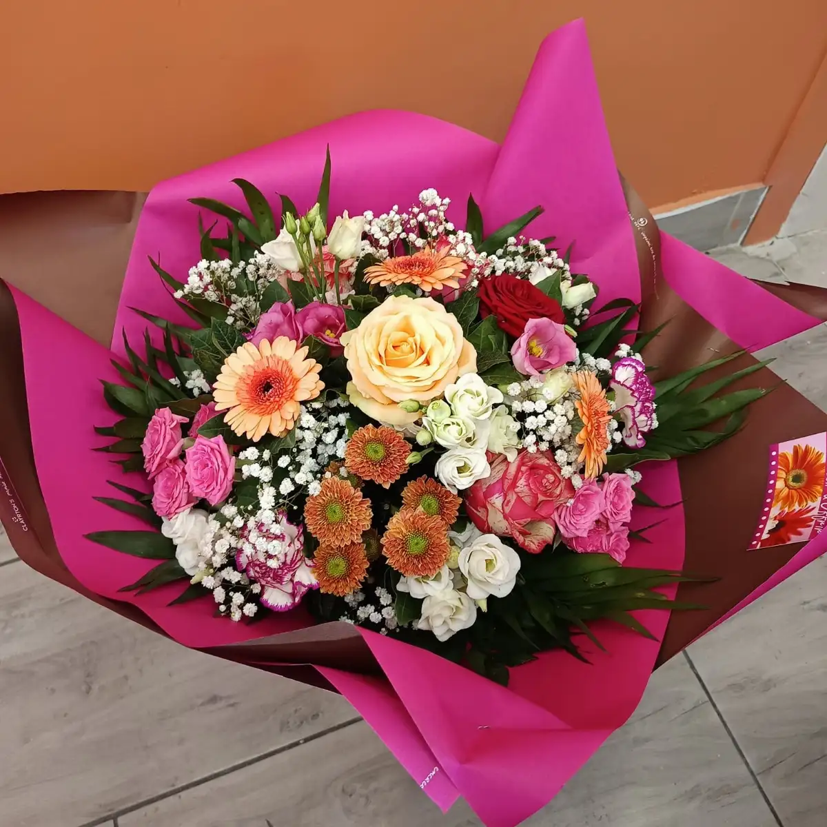 Bouquet rond - Tons rose soutenus, rose pâle,  blanc, orangé