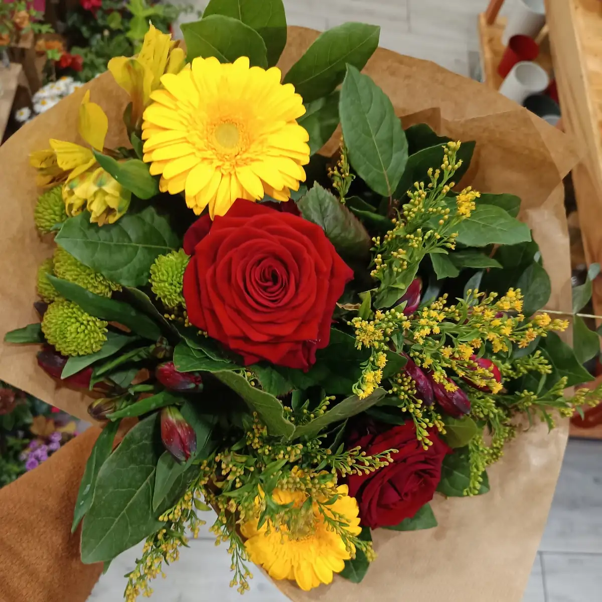 Bouquet champêtre - Tons rouge, jaune  citron, vert, agrémenté eucalyptus
