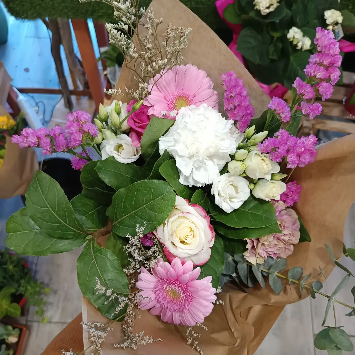 Bouquet champêtre - Tons rose soutenu,  blanc, rose pâle, vieux rose, agrémenté eucalyptus