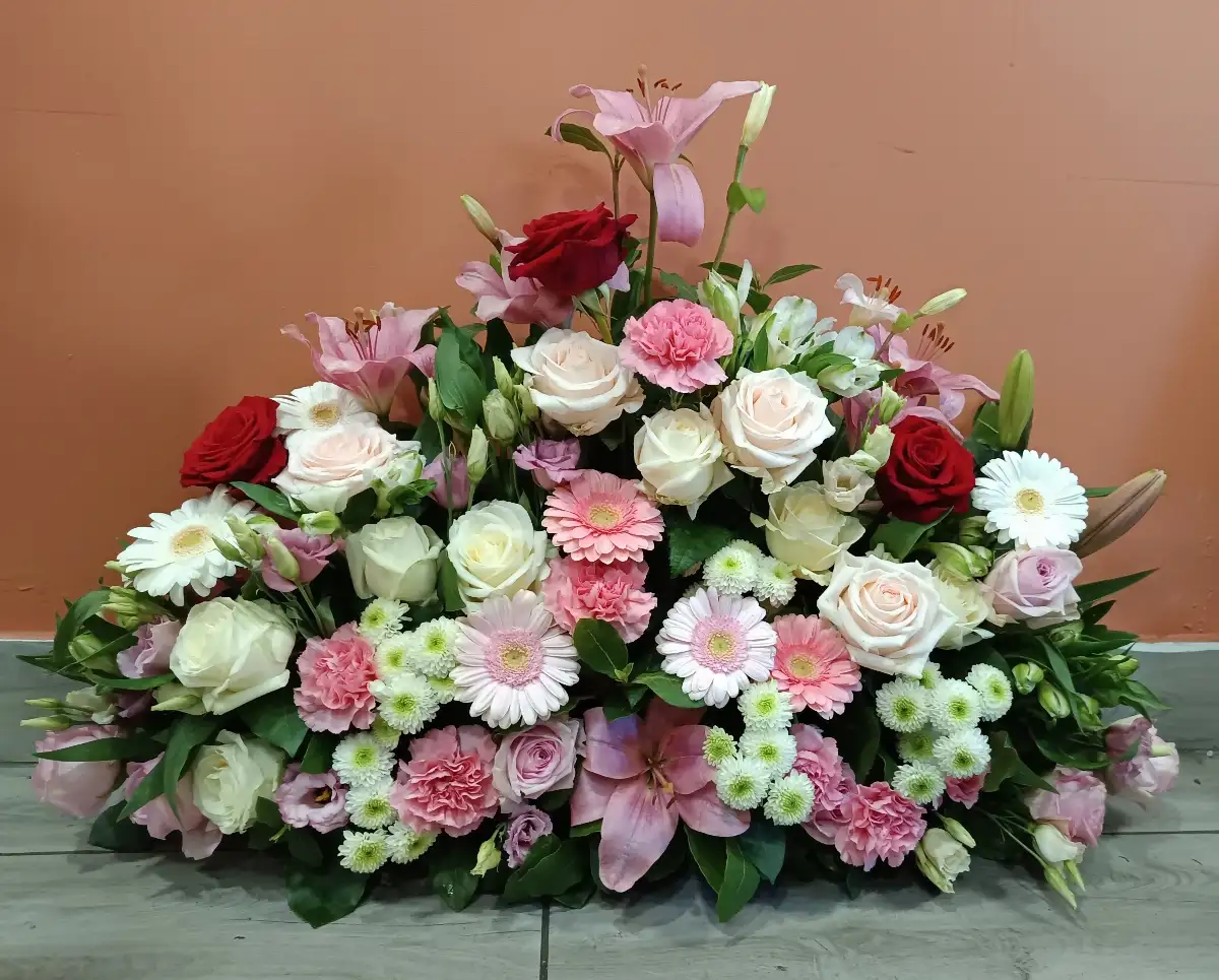 Composition en  hauteur - Raquette longue de 50cm - Tons rose soutenue, rose pâle,  blanc, touche de rouge.