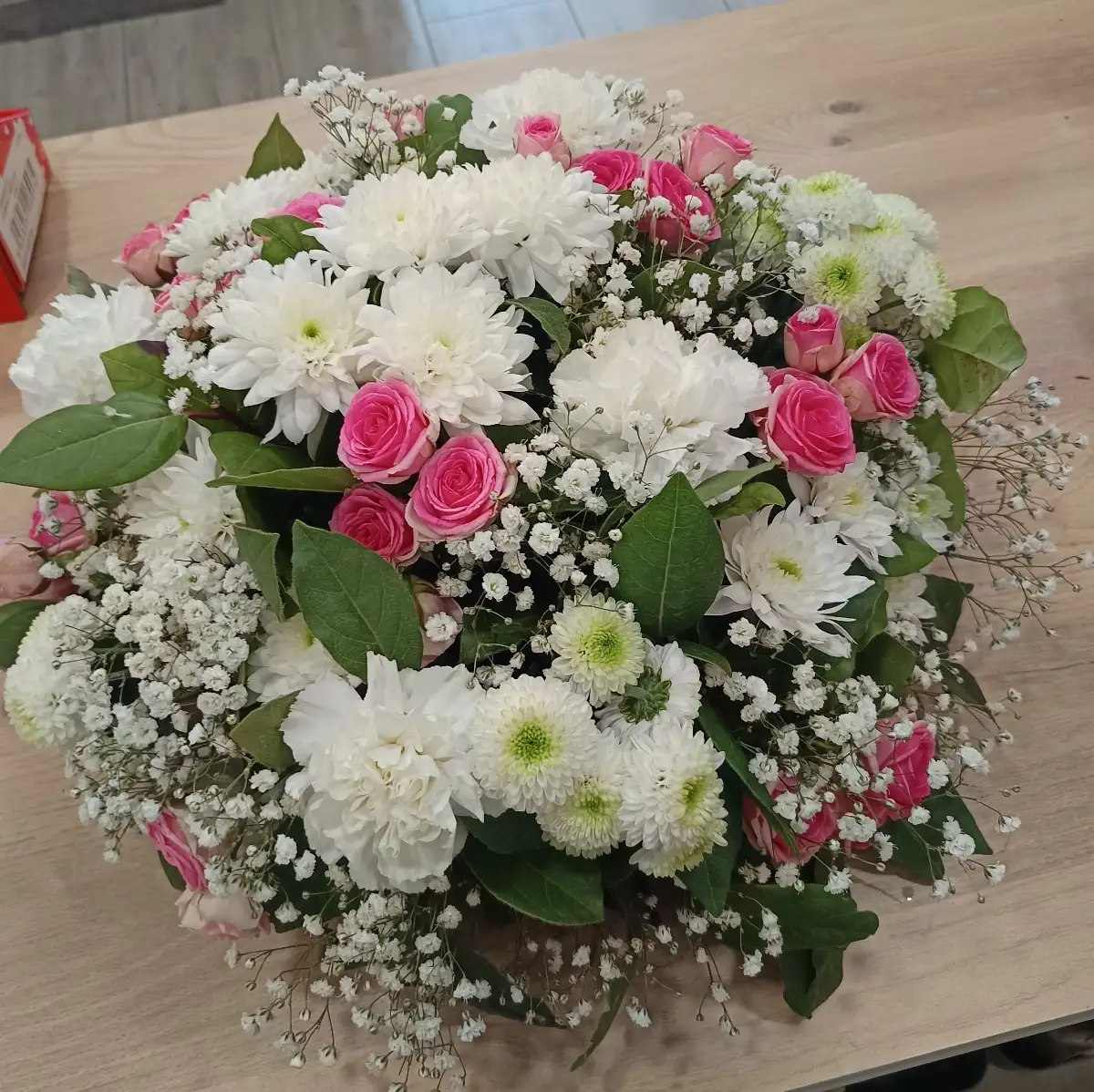 Coussin de deuil - 22cm de diamètre - tons  blancs avec une touche de rose