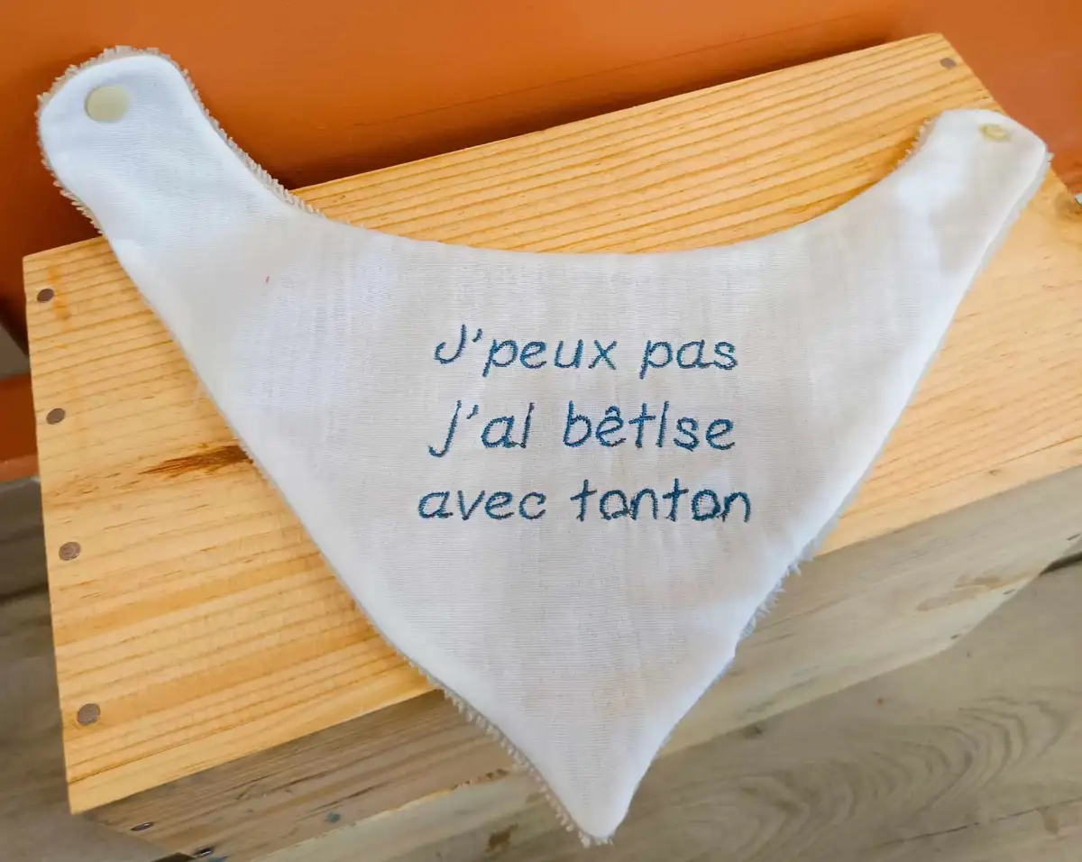 Bavoir bandana bébé brodé - taille 0/9 mois
