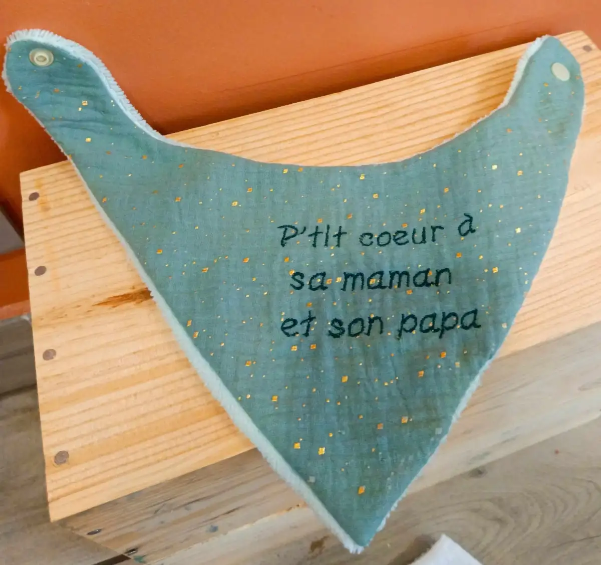 Bavoir bandana bébé brodé - taille 0/9 mois