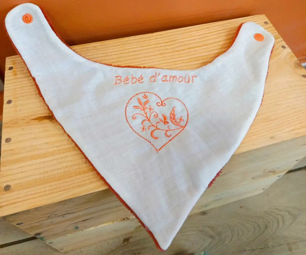 Bavoir bandana bébé brodé - taille 0/9 mois