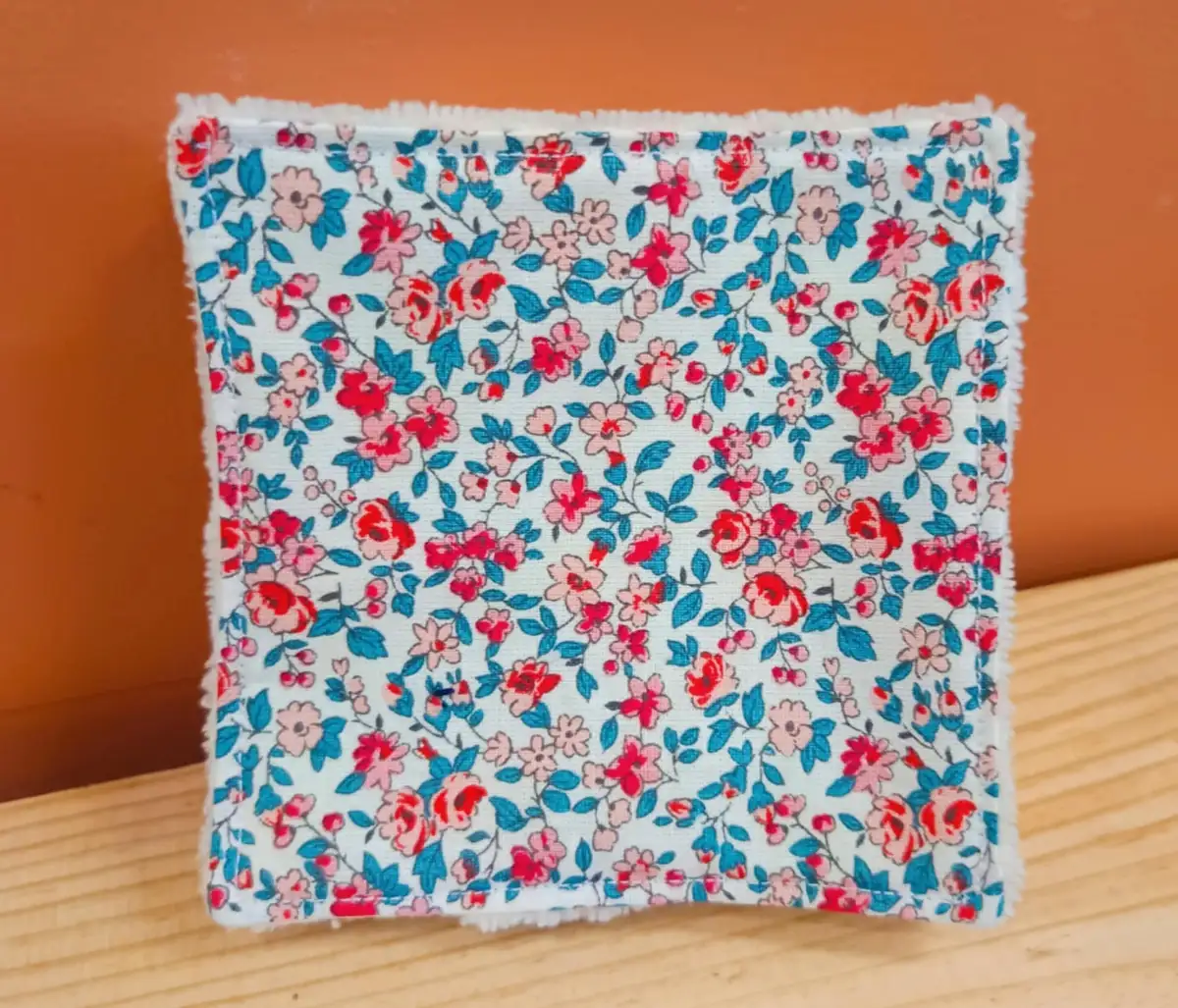 Lot de 5 lingettes lavables artisanales : démaquillez-vous avec style et douceur
