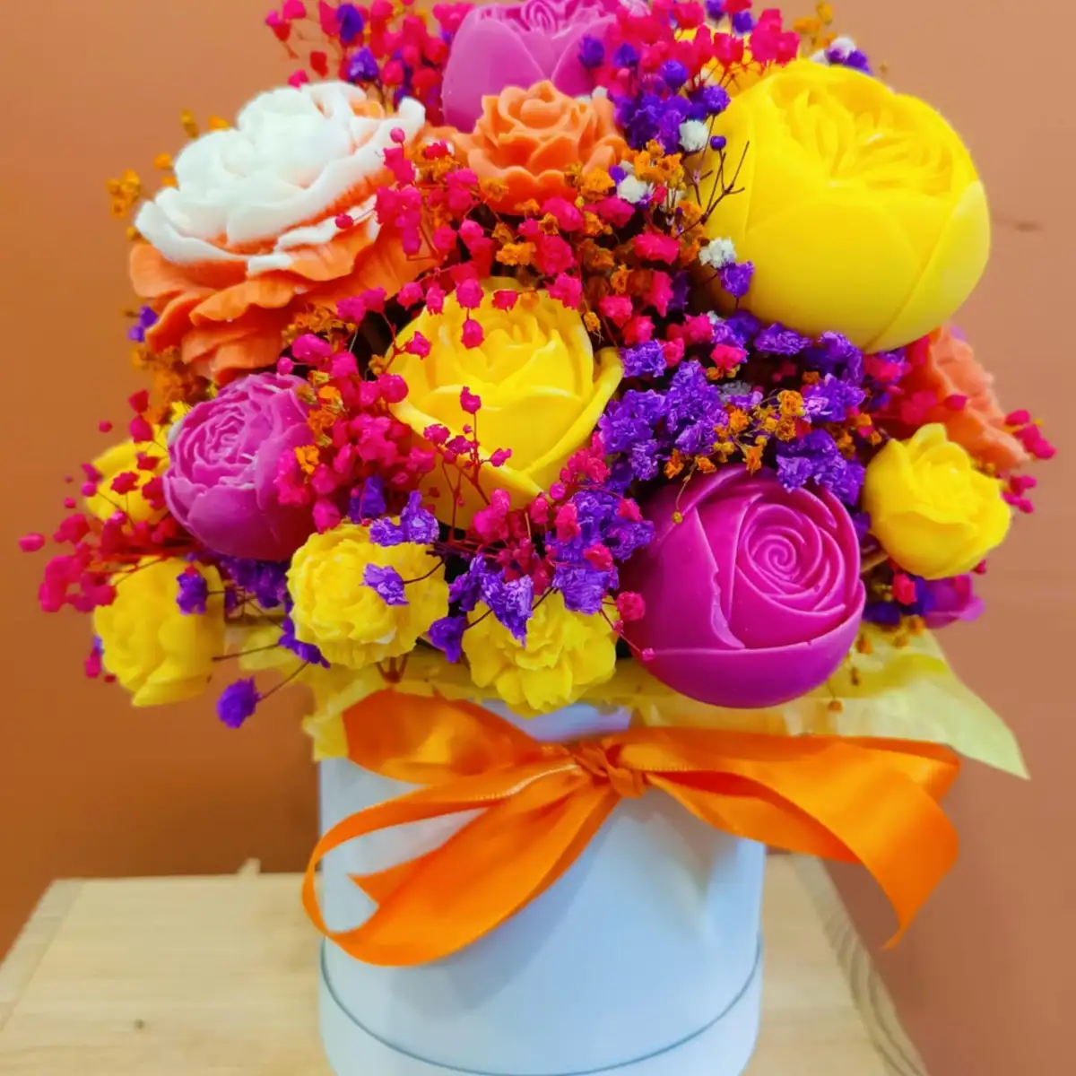 Évasion Monoï Vanillé : un bouquet fondant aux accents de paradis - tons jaune, rose, orange et violet