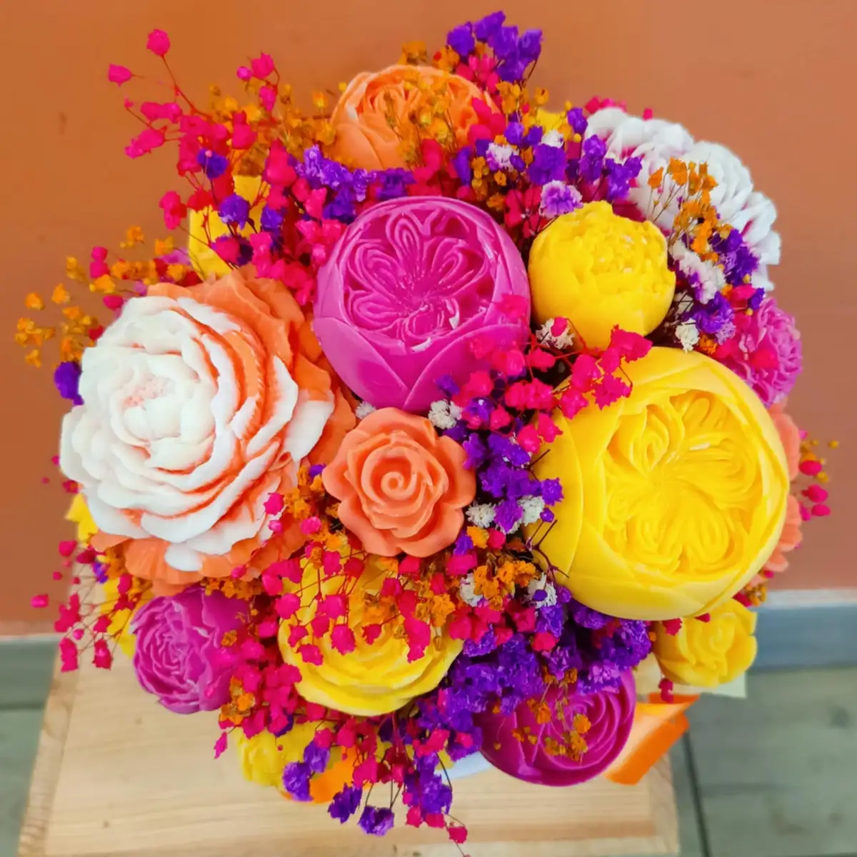 Évasion Monoï Vanillé : un bouquet fondant aux accents de paradis - tons jaune, rose, orange et violet
