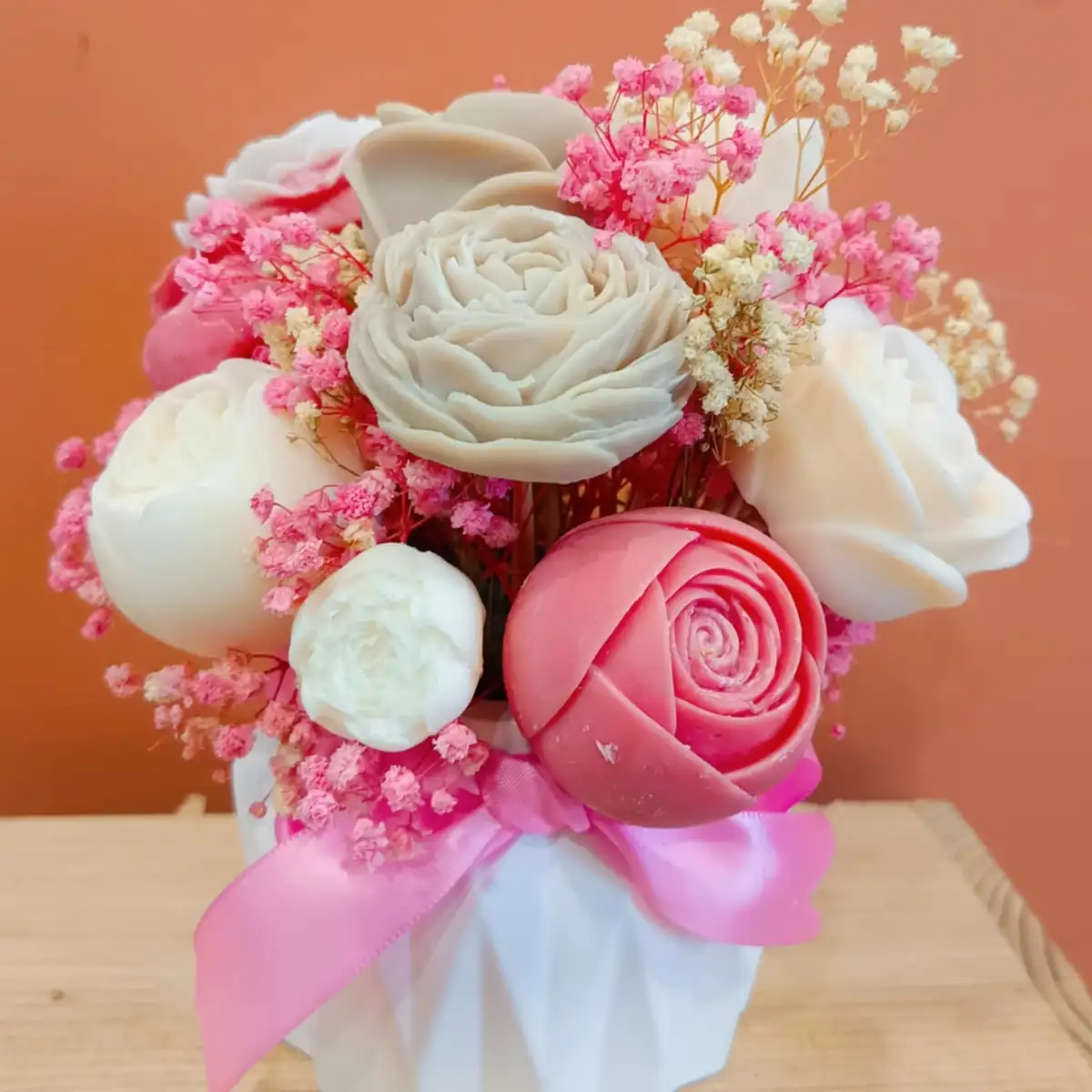 Équilibre parfait entre forme et parfum : fleur d’amandier en bouquet fondant - tons rose, beige, blanc et crème