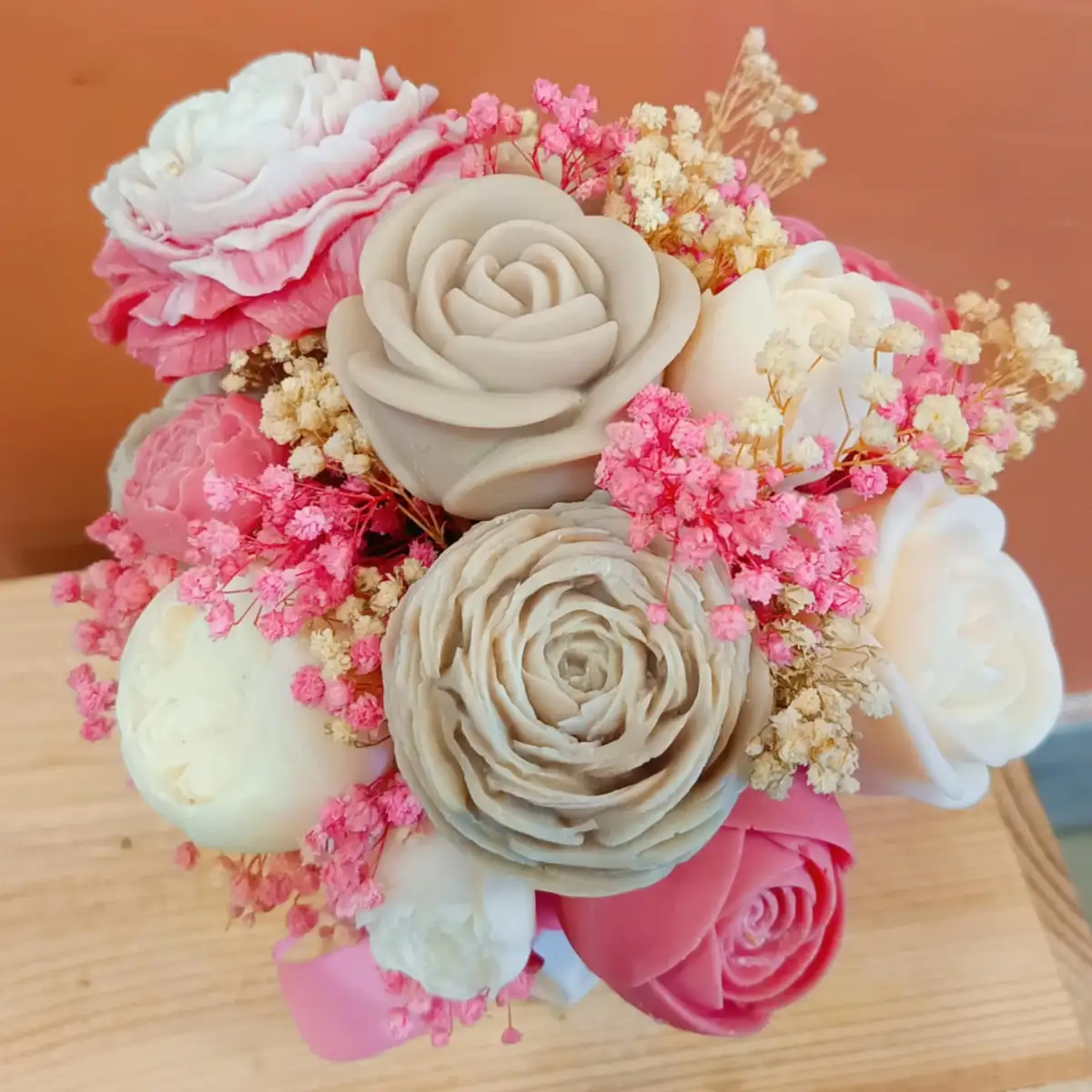 Équilibre parfait entre forme et parfum : fleur d’amandier en bouquet fondant - tons rose, beige, blanc et crème
