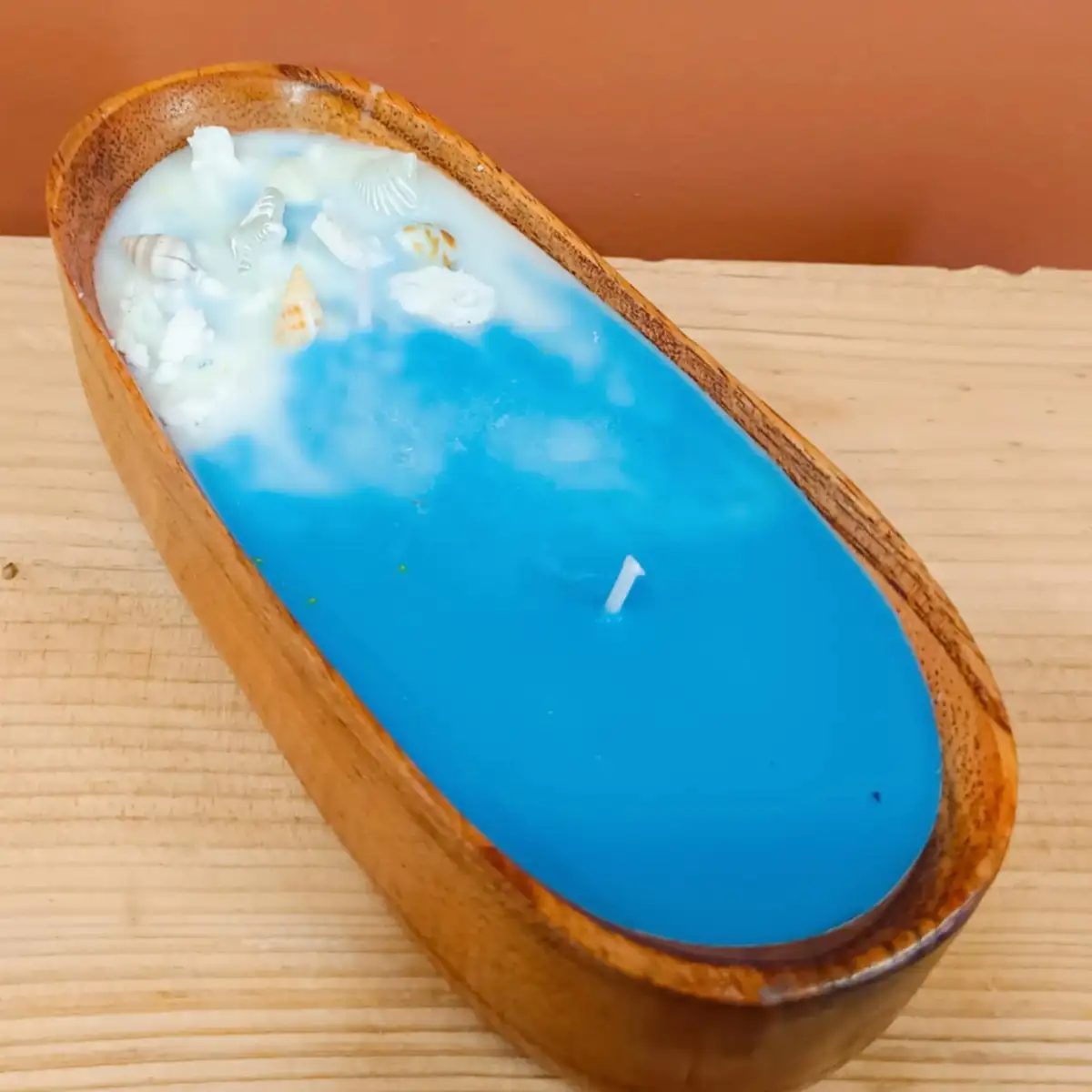 Évasion marine : la bougie senteur brise d’été - tons bleu et blanc - petits éléments coquillage