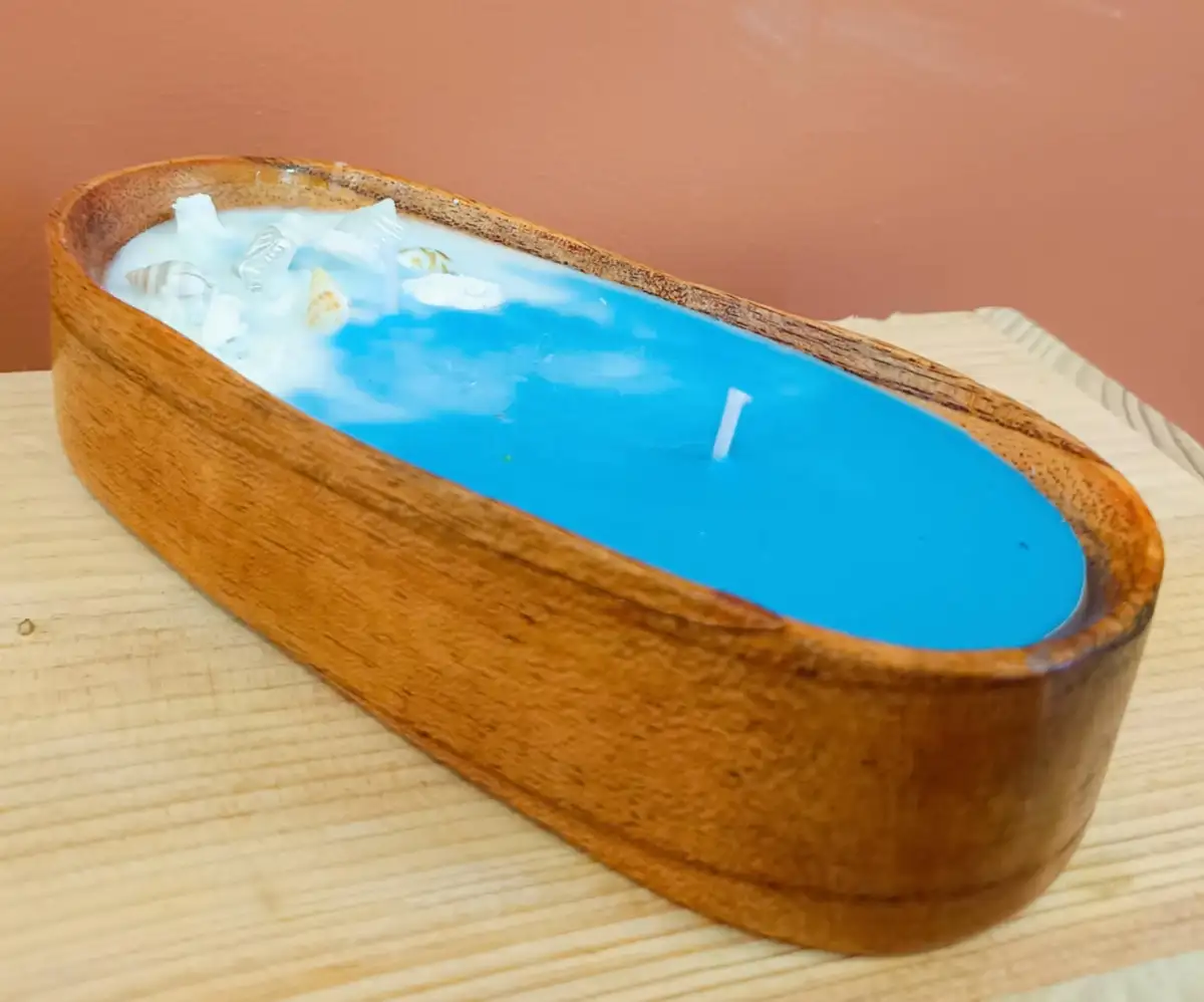 Évasion marine : la bougie senteur brise d’été - tons bleu et blanc - petits éléments coquillage